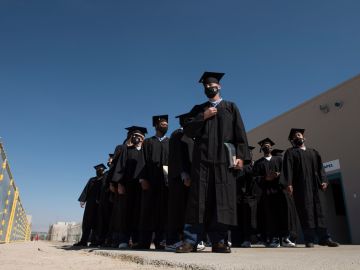 La prisión no los detiene de graduarse de la universidad. (Cortesía Robert Huskey/Cal State LA.)
