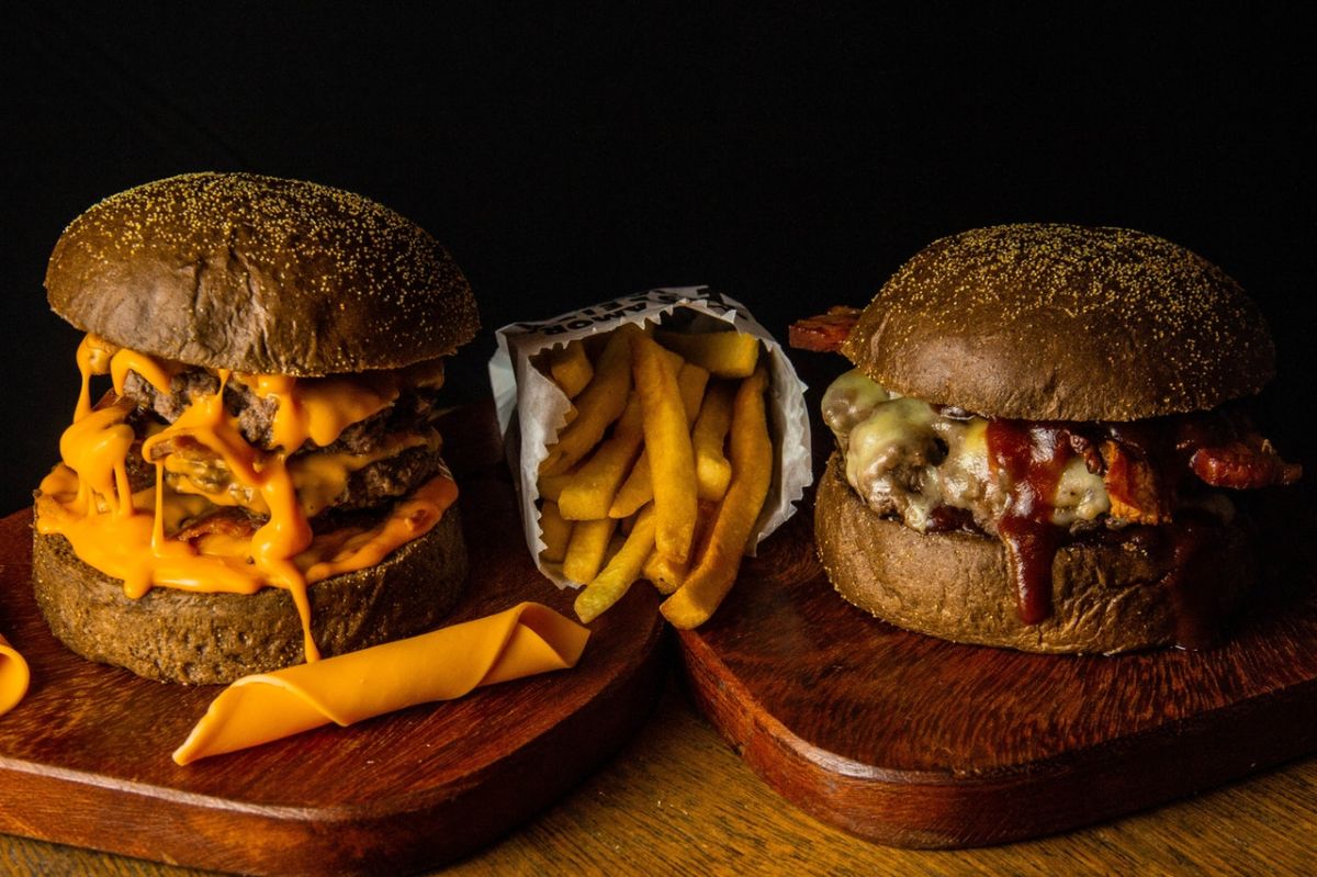 Italian mobster opens crime-themed burger joint in Rome