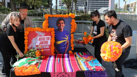 Uno de los altares se hizzo en honor a José Tomás Mejía que perdió la vida luego de ser atacado en su trabajo. / fotos: Jorge Luis Macías.