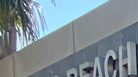Activistas protestan afuera de las oficinas de la Policía de Long Beach.