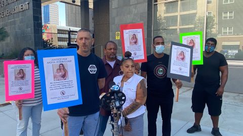 Activistas protestan afuera de las oficinas de la Policía de Long Beach.