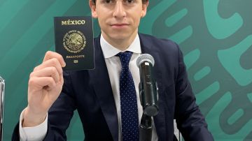 Jaime Vázquez Bracho, Director General de Servicios Consulares muestra el nuevo pasaporte electrónico. (Araceli Martínez/La Opinión)