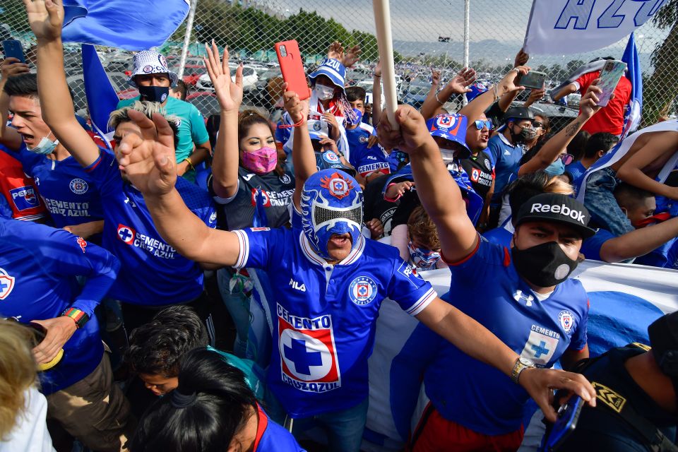 Indignante un aficionado de Cruz Azul invadió el terreno de juego y