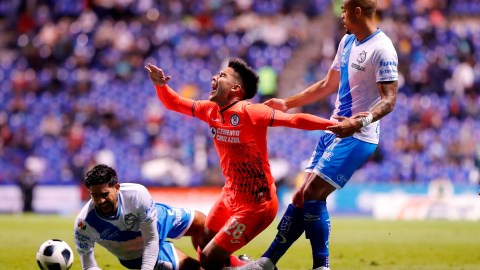 El centrocampista de Cruz Azul, 'Pol' Fernández, en un partido contra Puebla. (Foto: IMAGO7)