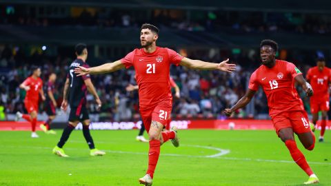 Jonathan Osorio festeja su gol para el empate de Canadá contra México en el Estadio Azteca.