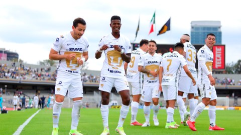 Los jugadores de Pumas celebrando el gol en el último minuto del partido