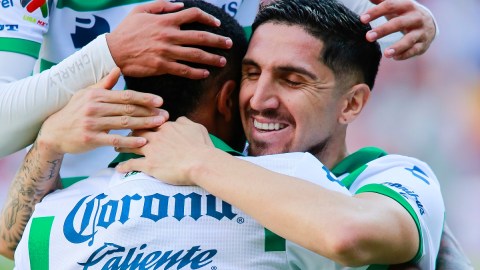 Ayrton Preciado pudo marcar en dos ocasiones para Santos y colaborar con la victoria (Foto: Imago7)
