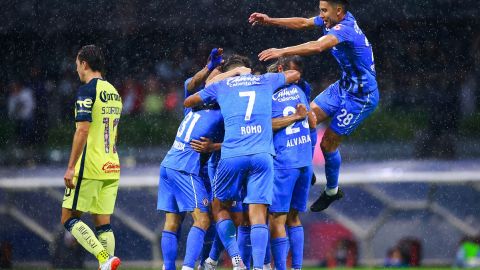 El 'Piojo' Alvarado celebró con sus compañeros la victoria sobre las Águilas. (Foto: Imago7)