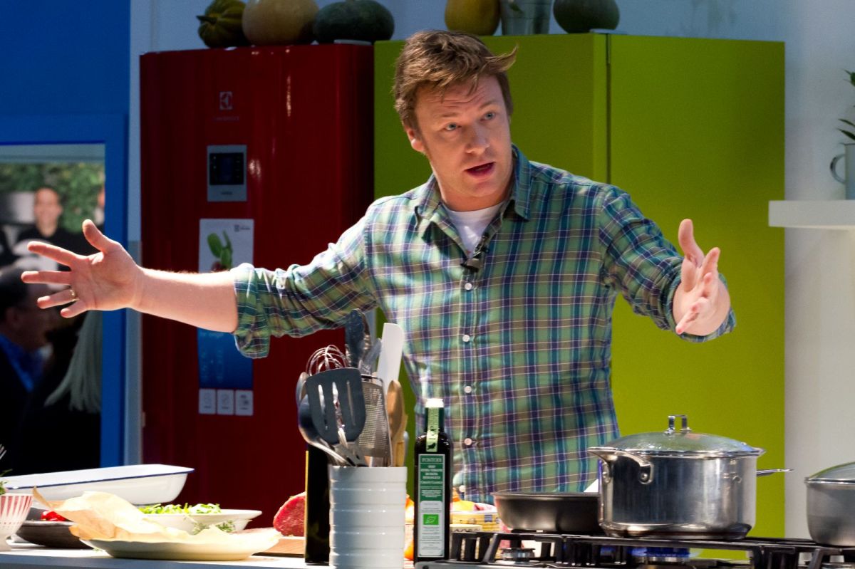 El chef Jamie Oliver señala que su pérdida de peso fue rápida al sumar más verduras a su dieta.