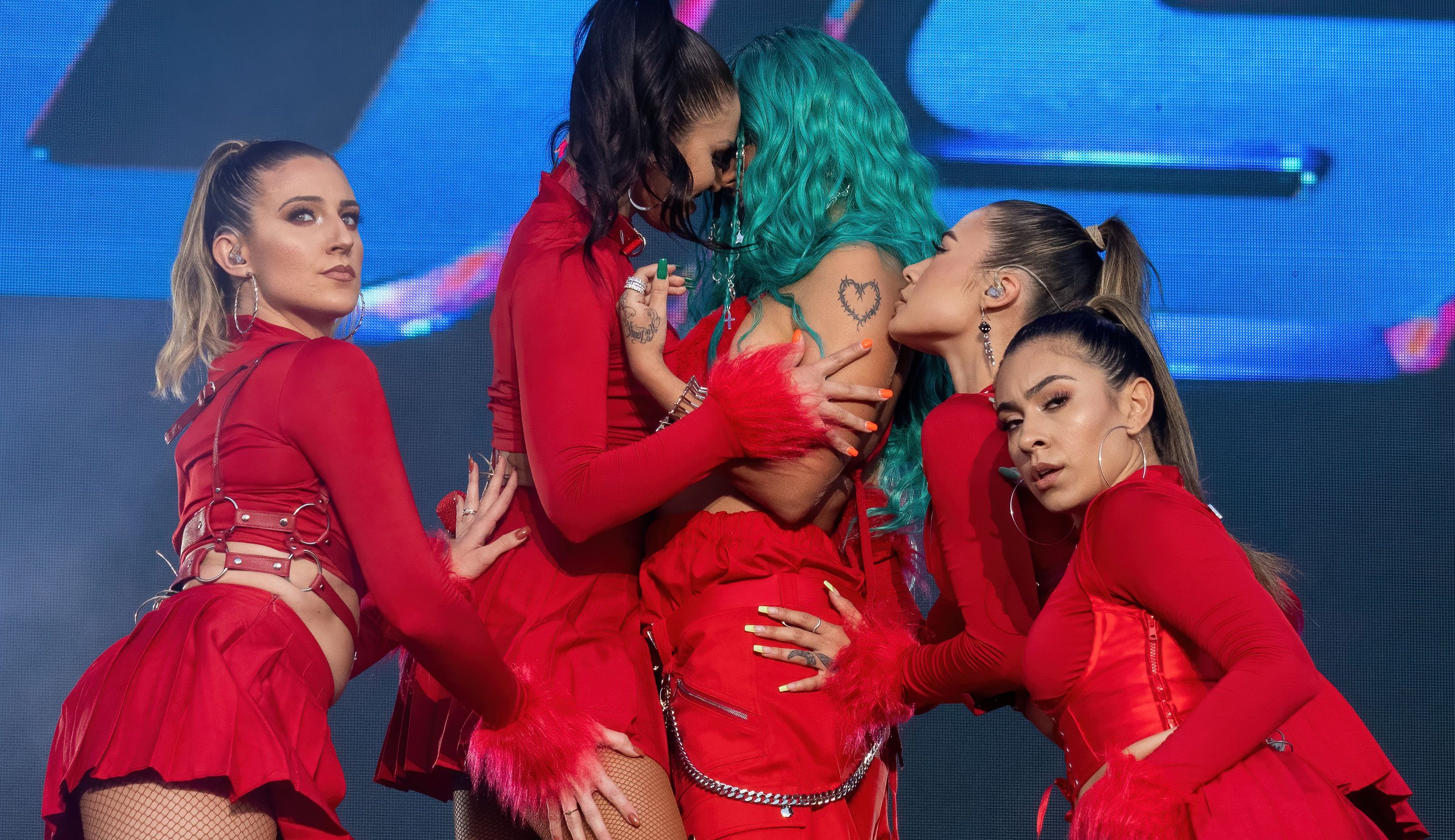 Karol G desata la polémica al besar apasionadamente a una de sus bailarinas  - La Opinión