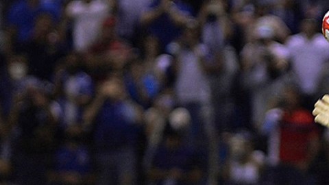Keylor Navas se suspendió en el aire para completar atajada memorable.