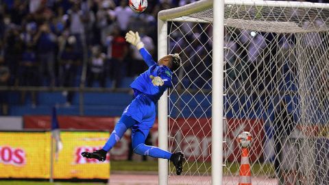 Keylor Navas se suspendió en el aire para completar atajada memorable.