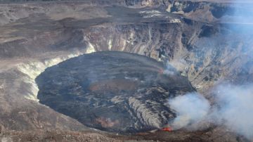 Luego de una semana en erupción, las autoridades en Hawaii degradaron de alerta roja a naranja por las emisiones del volcán Kilauea que jamás supuso una amenaza para las comunidades cercanas.