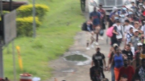 Miles de migrantes en Chiapas reinician su recorrido rumbo a la Ciudad de México.