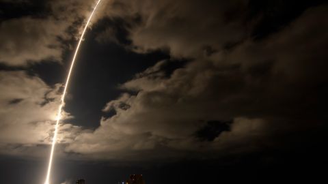El cohete United Alliance Atlas V con la nave espacial Lucy despegó el sábado.