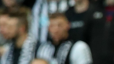 El partido entre Newcastle y Tottenham vivió un episodio de tensión luego de que un aficionado sufriera un ataque cardíaco en la tribuna.