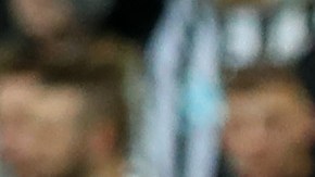 El partido entre Newcastle y Tottenham vivió un episodio de tensión luego de que un aficionado sufriera un ataque cardíaco en la tribuna.