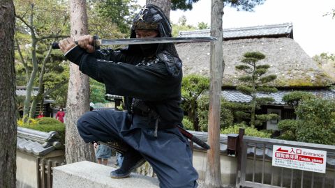 'Ninja' hispano hiere a 2 soldados con su katana al atacar una Unidad del Ejército en California