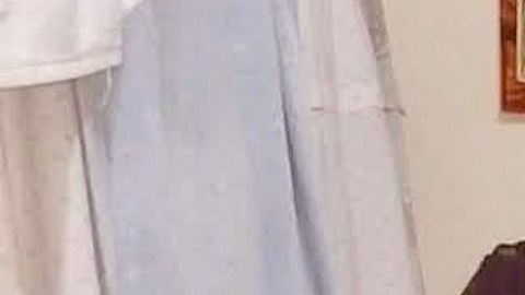 Pedro muestra una de sus adquisiciones cuando trabajaba en su casa de Guanajuato.