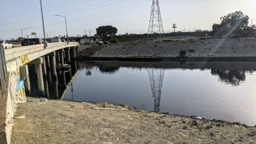 La pestilencia del canal Domínguez ha contaminado a la ciudad de Carson por semanas.
