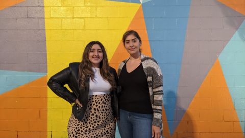 Valerie Rodriguez, 20, y Paola Rodriguez, 35 son las fundadoras de Tianguiz Cultural. (Jacqueline García/La Opinión)