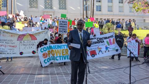 El concejal Curren Price en pie de lucha por mejores salarios para los trabajadores del turismo.(Archivo/Impremedia)