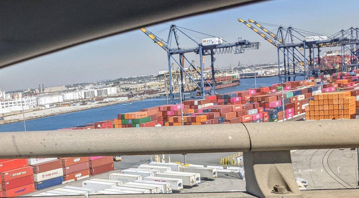 Los puertos de Los Ángeles y San Pedro tienen mercancía estancada por meses. (Jacqueline García/La Opinión)