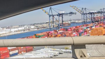 Los puertos de Los Ángeles y San Pedro tienen mercancía estancada por meses. (Jacqueline García/La Opinión)