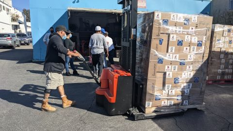 Jornaleros trabajan de forma voluntaria para ayudar a trabajadores de Nueva Orleans. (Jacqueline García/La Opinión)