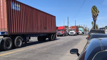 Compañías de camiones piden la ayuda del puerto para evitar congestionamiento en áreas residenciales. (Jacqueline García/La Opinión)