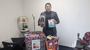 Martin Ortiz recauda juguetes para los niños necesitados de Honduras. (Jacqueline García/La Opinión)