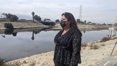 Lorena Rodriguez tiene que enfrentarse al mal olor del canal todos los días. (Jacqueline García/La Opinión)