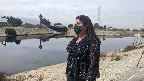 Lorena Rodriguez tiene que enfrentarse al mal olor del canal todos los días. (Jacqueline García/La Opinión)
