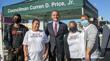 El alcalde Eric Garcetti con un grupo de familias de bajos ingresos del sur de LA. (Jacqueline García/La Opinión)