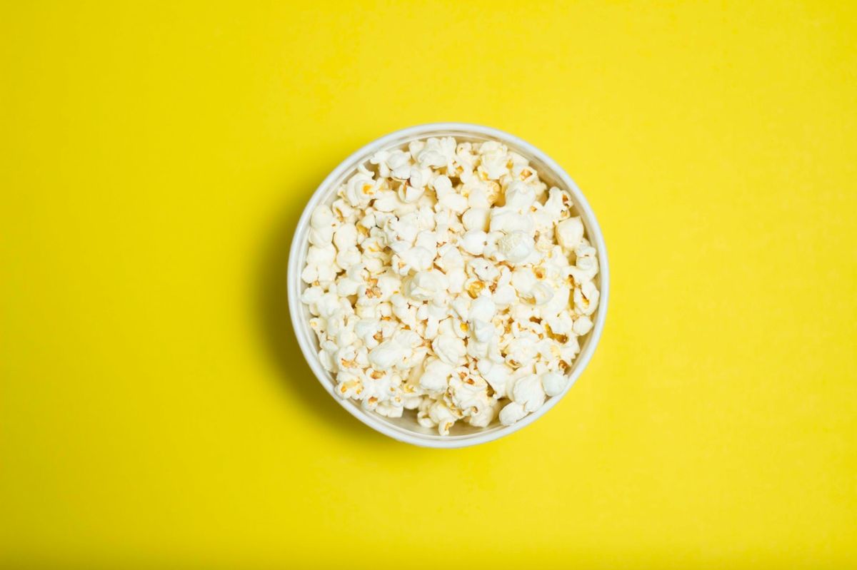 Comer cereales integrales y alimentos con alto contenido de fibra, como las palomitas de maíz, puede ayudarte a reducir los niveles de colesterol.