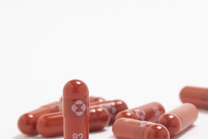 Farmacéutica Merck afirma que su píldora experimental reduce muertes y hospitalizaciones por COVID-19 a la mitad