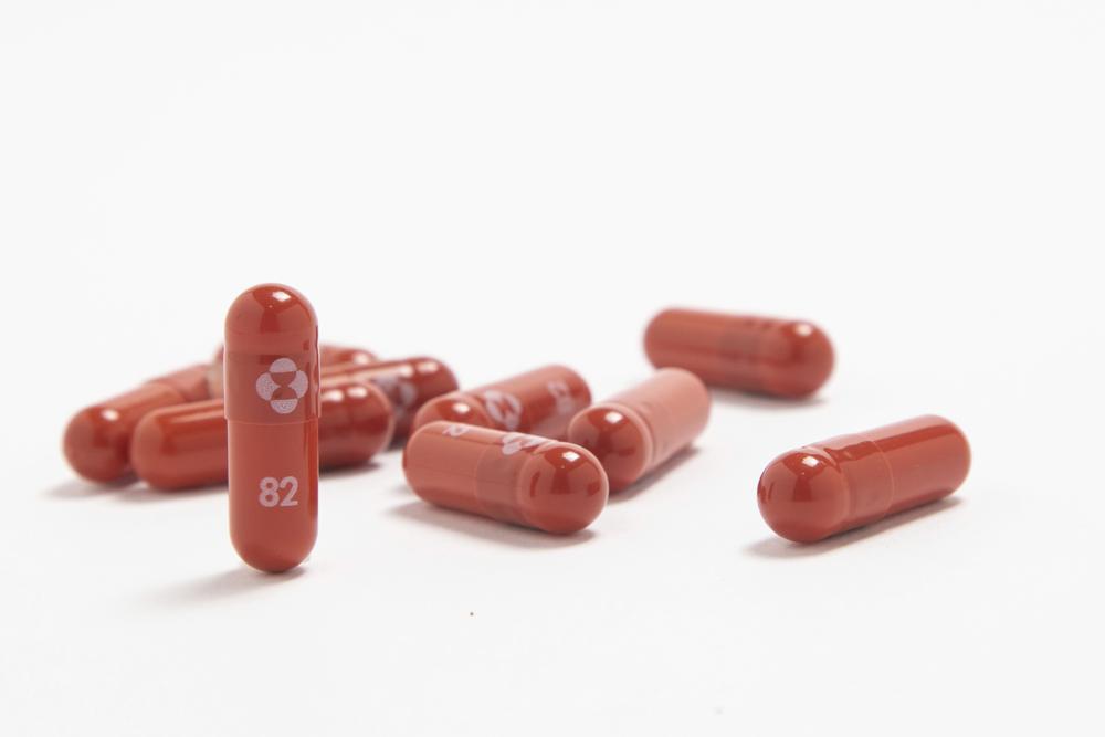 Farmacéutica Merck afirma que su píldora experimental reduce muertes y hospitalizaciones por COVID-19 a la mitad