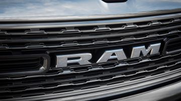 Foto del logo de RAM en una camioneta