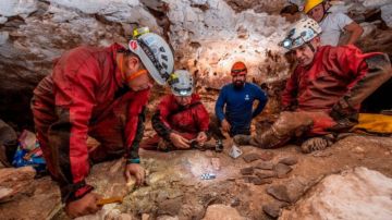 Los arqueólogos también hallaron fragmentos de cerámica.