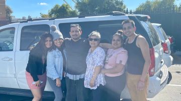 Ricardo Vásquez se reencuentra con su familia al salir de la cárcel  de Yuba en el norte de California. (Cortesía)