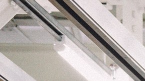 Foto de una camioneta R1T de Rivian en la línea de producción