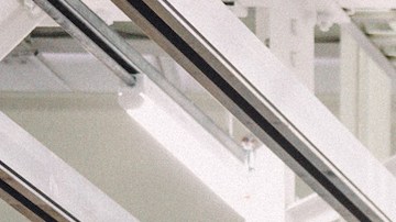 Foto de una camioneta R1T de Rivian en la línea de producción