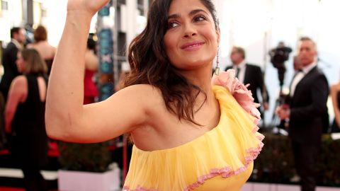 Algunos fans y seguidores de Salma Hayek se burlan de ella por un traje que usó bastante particular.