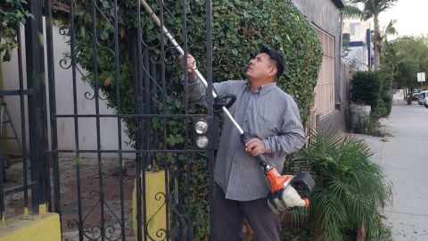 A Salvador Candia, el alto costo de la gasolina le ha afectado mucho más porque sus herramientas de trabajo ocupan de este combustible para funcionar. (Cortesía)