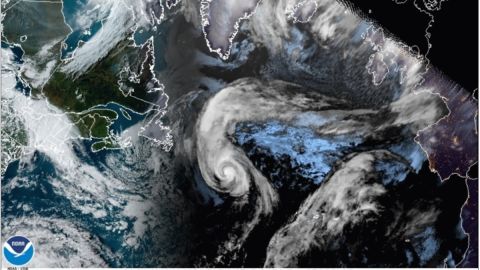El Centro Nacional de Huracanes estima que Sam se convierta en un sistema post-tropical este martes.