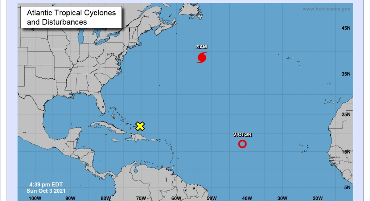 El NHC prevé que tanto el huracán Sam y tormenta tropical Victor de debiliten esta semana hasta disiparse.