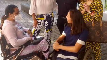 El artista Michael Dergar  junto a la presidenta del DIF de Mazatlán, México, Gabriela Peña Chico  y Alejandra Pérez Barrios, patrocinadora de la Fundación Academia de Sueños Especiales entregan sillas de ruedas. (Cortesía)