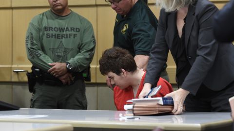 Sospechoso confeso por la masacre de Parkland, llora en la corte cuando le retiran sus lápices de colores