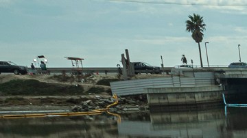 Labores de limpieza de petróleo en la Marisma de Talbert, California.