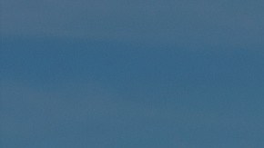 Foto de la Cybertruck de Tesla corriendo fuera del camino